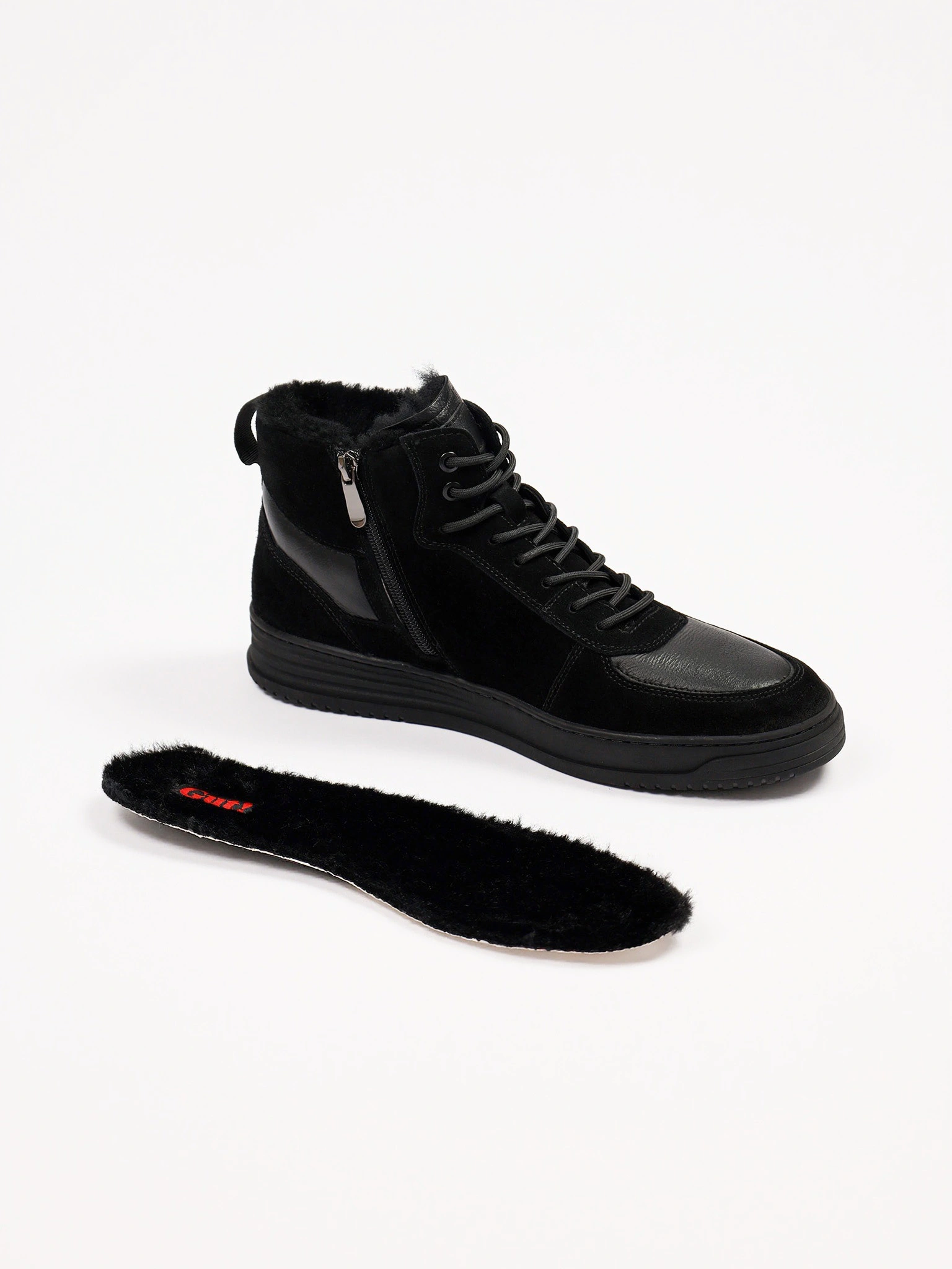 Ботинки комбинированные черного цвета на низкой платформе